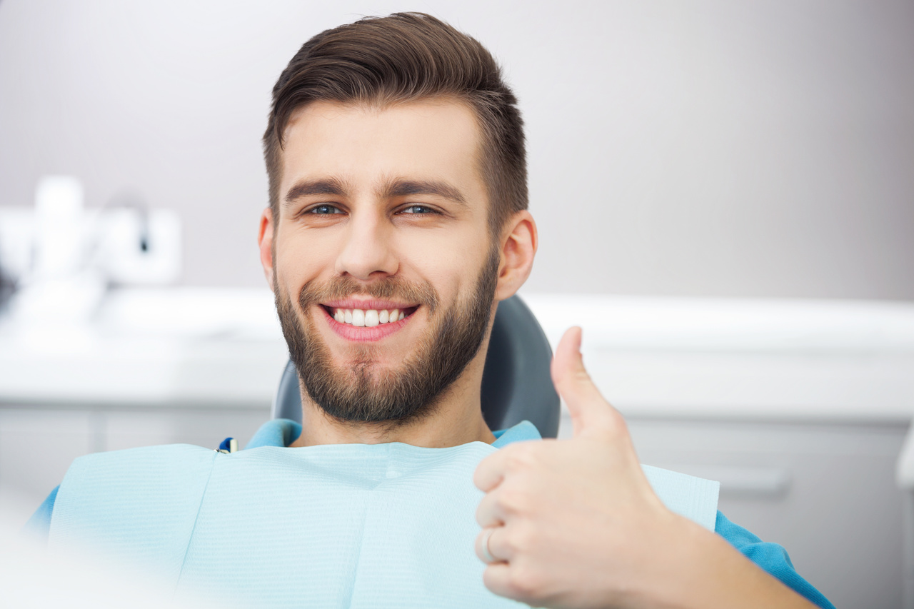 Implanty zębów – Czy mogą nam zastąpić prawdziwe zęby?